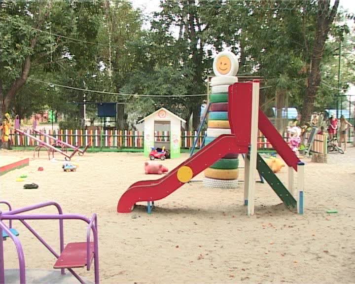 Жильцы многоквартирных домов должны сами заботиться о состоянии детских площадок во дворе  